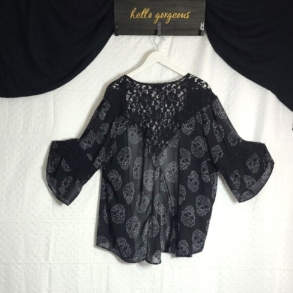 Hot Topic Gothic Shear over shirt w/ Black & white Skulls Women's XL - Picture 2 of 11